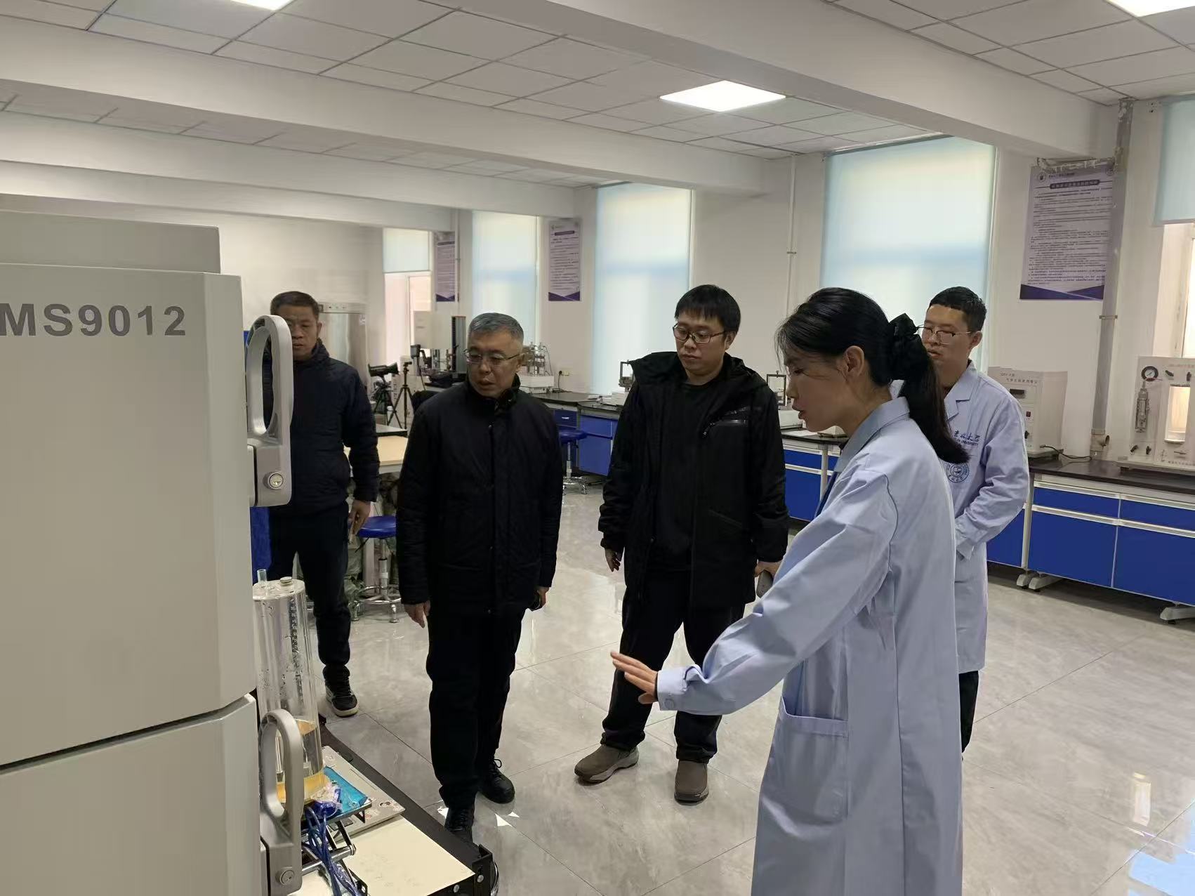 人们站在房间里AI 生成的内容可能不正确。